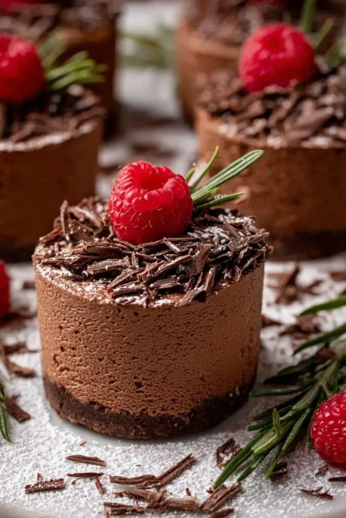 Delicious Mini Chocolate Cakes with Creamy Frosting Recipe